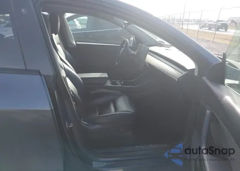 2021 Tesla Model Y Long Range Dual Motor All-Wheel Drive z USA, uszkodzony, nr VIN 5YJYGDEE3MF074658